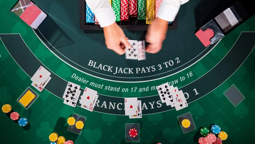 Mesa de blackjack con cartas y fichas de casino en ambiente elegante